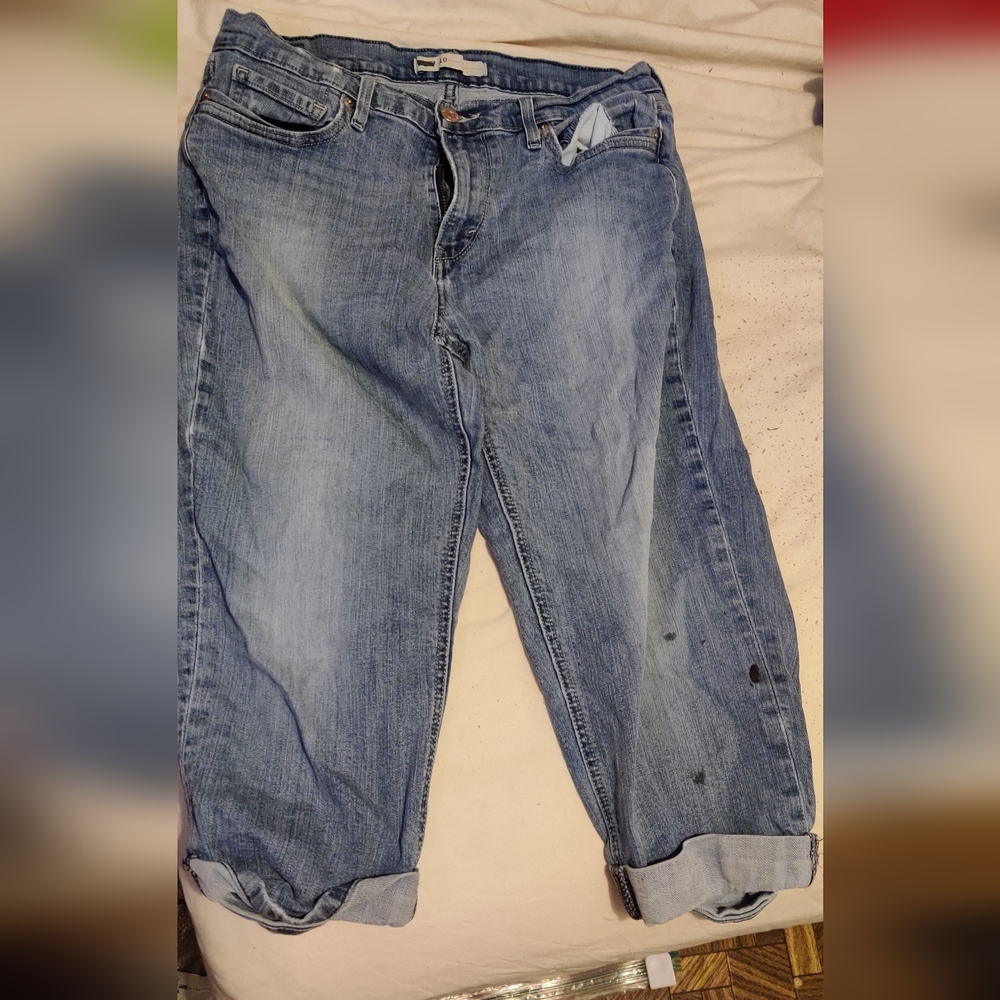 Levi Women's Capri  Jeans Size 10 With Black Paint Stains